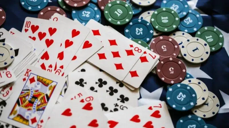 Một số thuật ngữ quan trọng khác khi chơi bài Poker Sumclub
